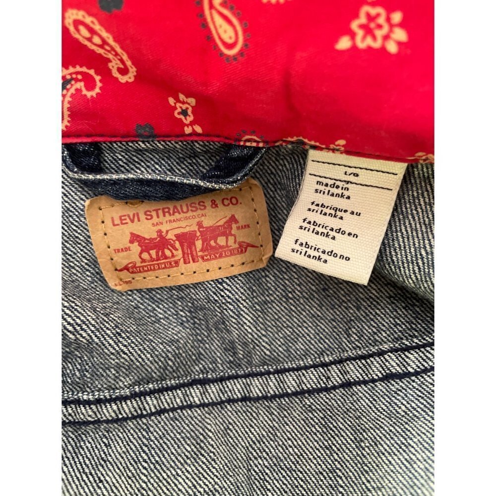 EUC Levi’s Red Bandanna Trim 100% Cotton Classic Denim Jean Jacket L - Picture 3 of 8